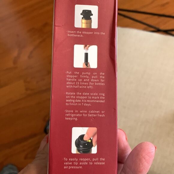 Wine saver pump with four bottle stoppers - Picture 4 of 7